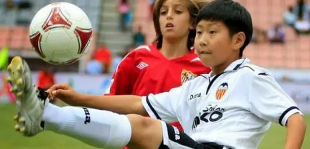 スペインで活躍している韓国期待の星イ・ガンイン（15、バレンシア）がイングランドのビッグクラブ、アーセナルとマンチェスター・シティの関心を受けている。（提供:news1）