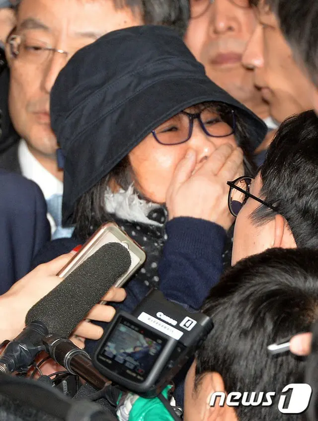 韓国の朴槿恵（パク・クネ）大統領の親友で国政介入疑惑をもたれている民間人女性、崔順実（チェ・スンシル、60、チェ・ソウォンに改名）が疑惑に対する調査を受けるために検察へ出頭した。（提供:news1）