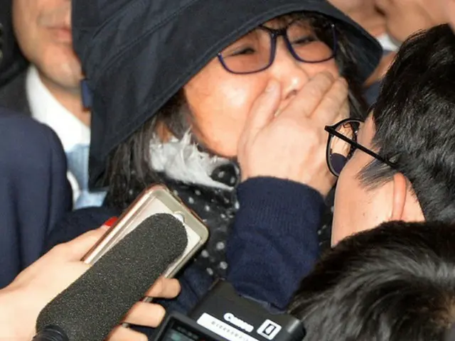 韓国の朴槿恵（パク・クネ）大統領の親友で国政介入疑惑をもたれている民間人女性、崔順実（チェ・スンシル、60、チェ・ソウォンに改名）が疑惑に対する調査を受けるために検察へ出頭した。（提供:news1）