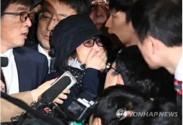 検察に出頭した際、報道陣に囲まれた崔氏＝３１日、ソウル（聯合ニュース）