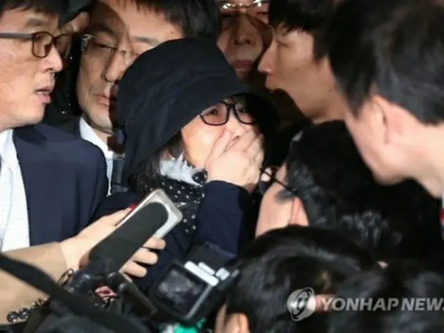 検察に出頭した際、報道陣に囲まれた崔氏＝３１日、ソウル（聯合ニュース）