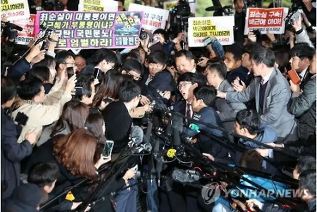 ソウル中央地検に入る崔氏＝３１日、ソウル（聯合ニュース）