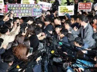 ［写真］国政介入疑惑　朴大統領親友の出頭で現場騒然