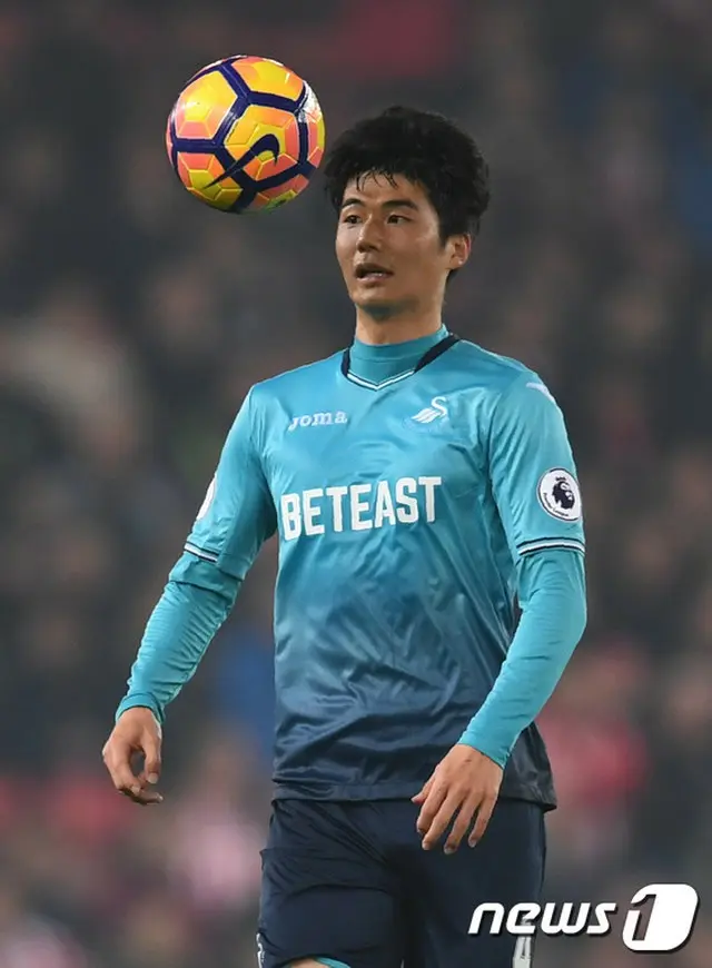 韓国出身のサッカー選手キ・ソンヨン（27、スウォンジー・シティ）が94%のパス成功率を記録するなど、安定的なプレーを展開したが、現地評価は6.4点と低調だった。