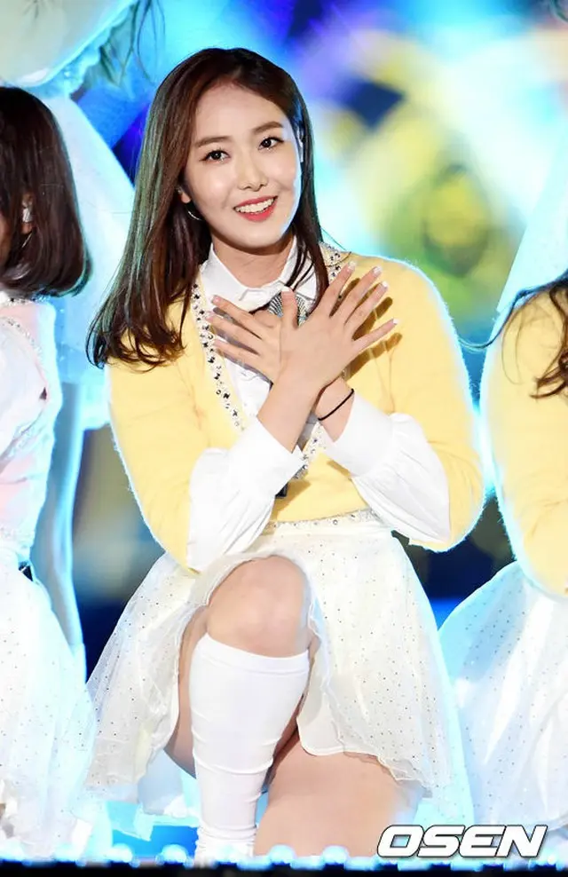 韓国ガールズグループ「GFRIEND」のメンバー、シンビ（18）が公演中にめまいを訴えた。