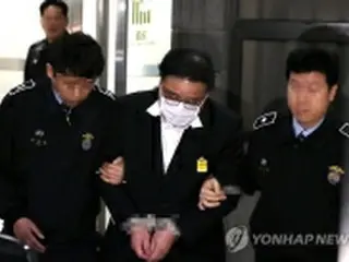 前大統領府高官の逮捕状請求　朴大統領親友の国政介入疑惑
