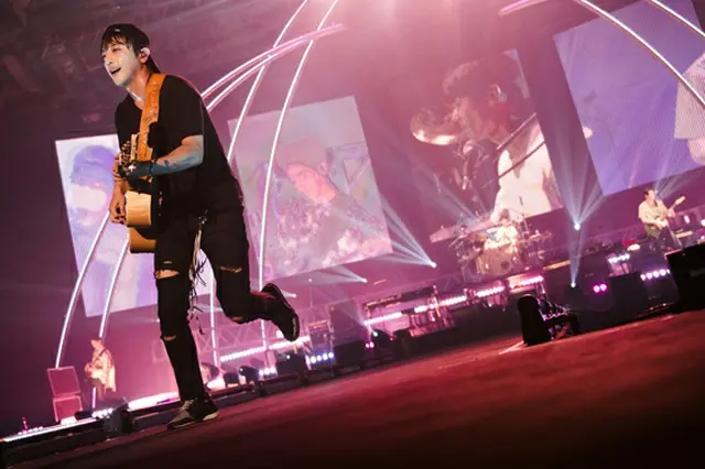 韓国出身4人組ロックバンド「CNBLUE」が、11月2日の千葉県・幕張メッセイベントホールより「CNBLUE 5th ANNIVERSARY ARENA TOUR 2016 -Our Glory Days-」をスタートさせた。（オフィシャル）