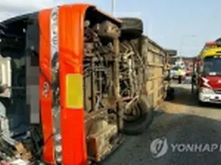 ［写真］韓国中部の高速道路でバス横転事故　４人死亡