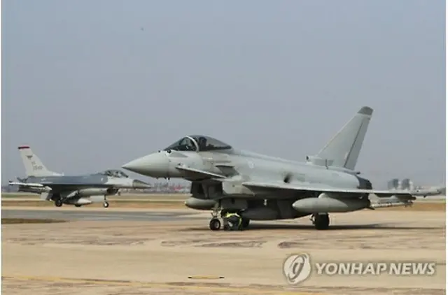 烏山空軍基地に着陸したユーロファイター・タイフーン＝８日、烏山（聯合ニュース）