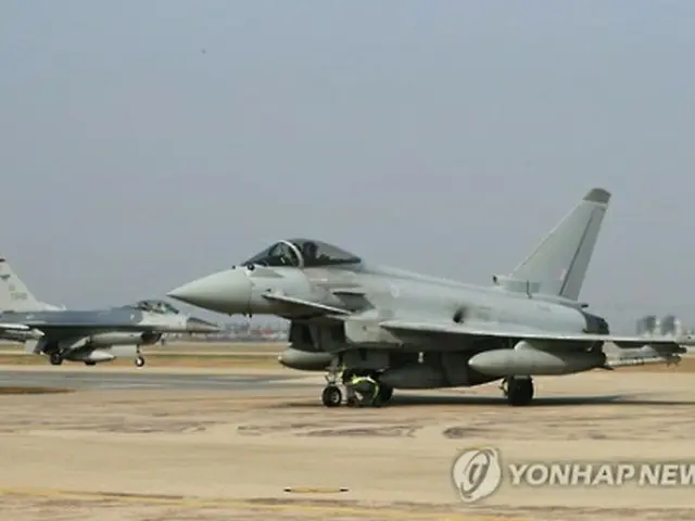 烏山空軍基地に着陸したユーロファイター・タイフーン＝８日、烏山（聯合ニュース）