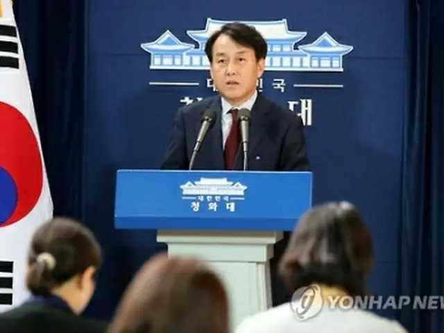 青瓦台で会見を行う鄭報道官＝１１日、ソウル（聯合ニュース）