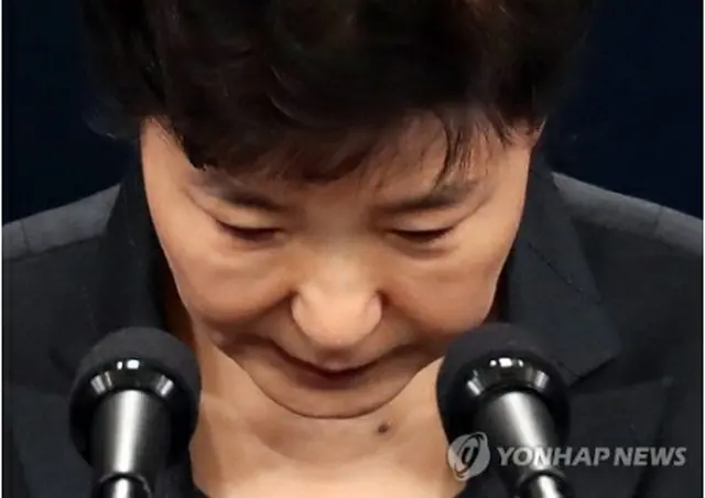 ４日の談話発表で国民に謝罪した朴大統領＝（聯合ニュース）