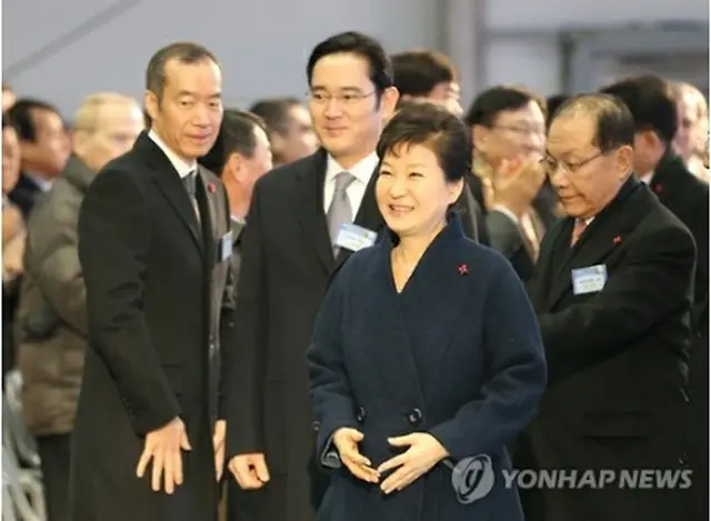 朴大統領と李副会長（左から２番目）＝（聯合ニュース）