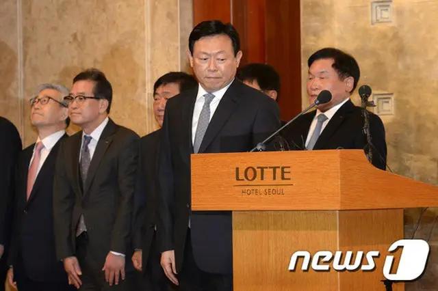 韓国の朴槿恵（パク・クネ）大統領と非公開で個別に面会した疑惑を受けるロッテグループの重光昭夫（韓国名:シン・ドンビン、61）会長が15日、検察に出頭した。