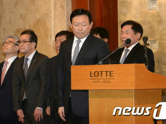 韓国の朴槿恵（パク・クネ）大統領と非公開で個別に面会した疑惑を受けるロッテグループの重光昭夫（韓国名:シン・ドンビン、61）会長が15日、検察に出頭した。