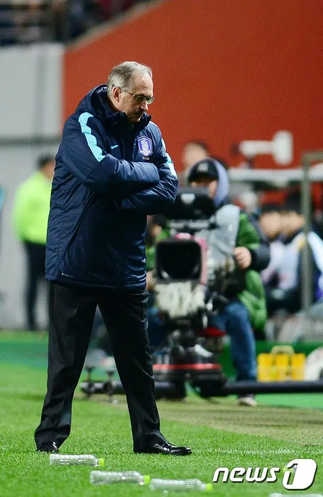 サッカー韓国代表シュティーリケ監督、峠は越えても”非難終息”はできず