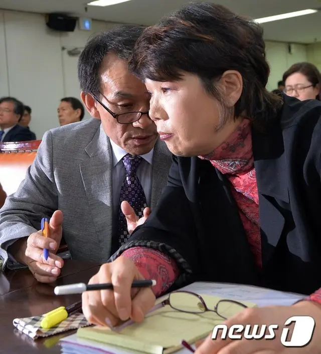 ”国政介入疑惑”崔順実の娘ユラ氏、高3出席日数はわずか17日… 卒業取り消しも示唆（画像は左から清潭高のパク・チャンホ前校長、イ・ジョンヒ前体育部長）