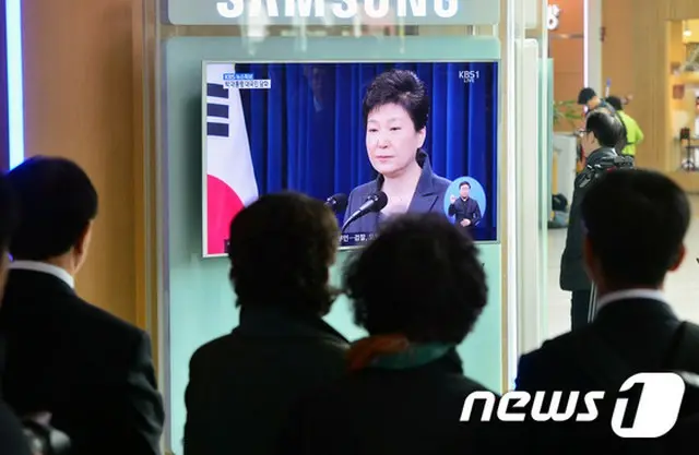 韓国検察が“崔順実（チェ・スンシル）国政不正介入”に関連し、朴槿恵（パク・クネ）大統領の疑惑が問題になり得る状況とし、朴大統領を事実上、被疑者と認定した。
