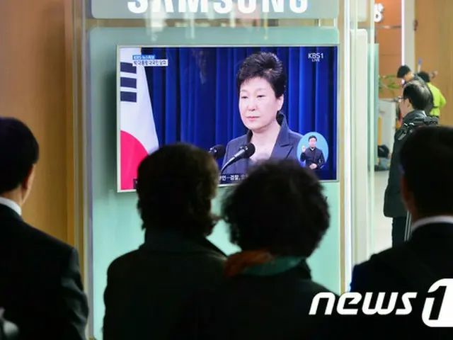 韓国検察が“崔順実（チェ・スンシル）国政不正介入”に関連し、朴槿恵（パク・クネ）大統領の疑惑が問題になり得る状況とし、朴大統領を事実上、被疑者と認定した。