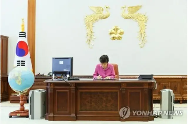 執務室の朴大統領＝（聯合ニュース）