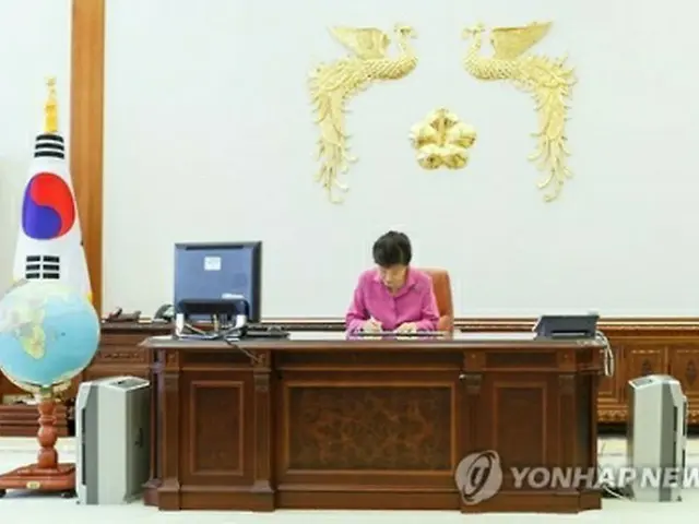 執務室の朴大統領＝（聯合ニュース）