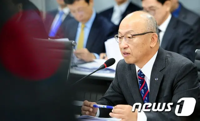 崔順実（チェ・スンシル、60）一家の国政介入問題を捜査中の韓国検察が24日、サムスングループ継承当時、疑惑の合併賛成決定に関与したムン・ヒョンピョ元保健福祉部長官（60、現国民年金理事長）を召喚した。