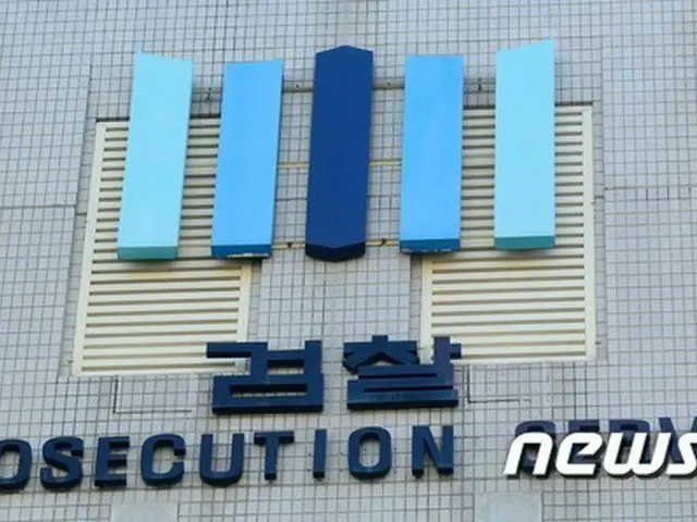 韓国の朴槿恵（パク・クネ）大統領に対する贈収賄罪の有無を捜査中の検察特別捜査本部は24日、ロッテグループ政策本部とSK SUPEX追求協議会などの事務室約10か所の家宅捜索を実施していると明らかにした。