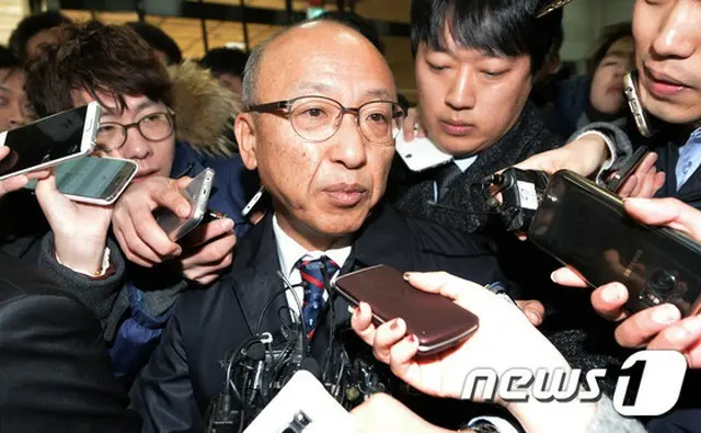 サムスングループ継承当時、疑問の合併賛成決定に関与した疑いを受けているムン・ヒョンピョ元保健福祉部長官（60・現国民年金公団理事長）が24日、検察に出頭した。
