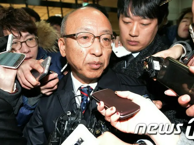 サムスングループ継承当時、疑問の合併賛成決定に関与した疑いを受けているムン・ヒョンピョ元保健福祉部長官（60・現国民年金公団理事長）が24日、検察に出頭した。