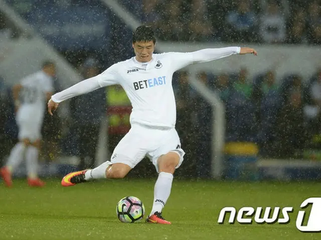 韓国出身のサッカー選手キ・ソンヨン（27、スウォンジー・シティ）が右足三番目の指の負傷で、2週間ほど欠場する見通しだ。
