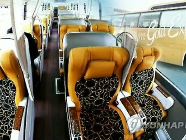 プレミアム高速バスの車内＝（聯合ニュースＴＶ）
