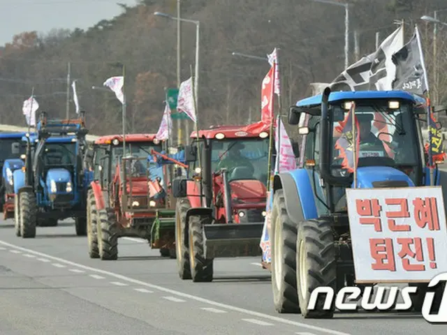 トラック1000台が青瓦台（大統領府）へ… 全国の農家が集結し大規模デモ＝韓国