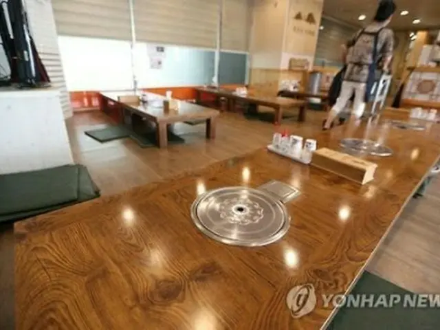 閑散とした飲食店＝（聯合ニュース）