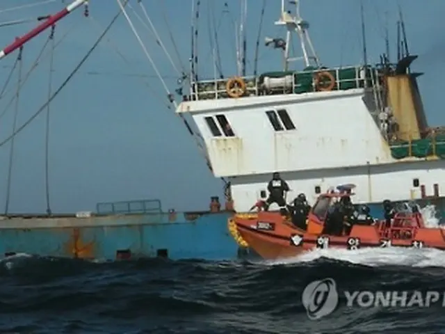 違法操業中の中国漁船を取り締まる模様＝（聯合ニュース）