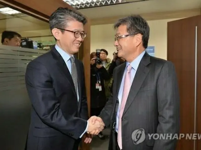 握手を交わす金本部長（左）とジョセフ・ユン米代表＝（聯合ニュース）