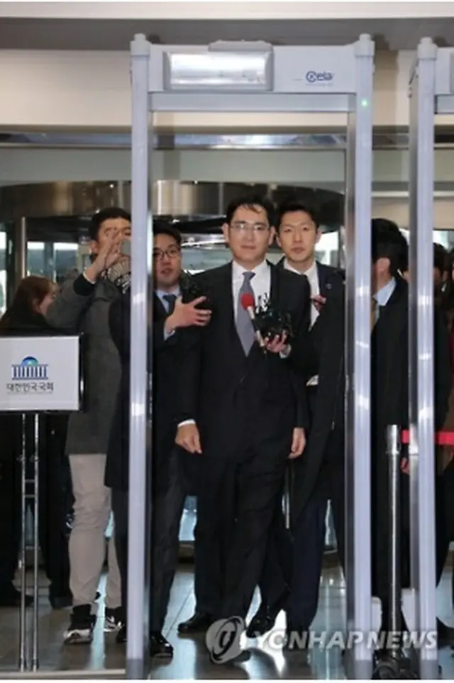 聴聞会に出席するため、国会に入るサムスン電子の李副会長＝６日、ソウル（聯合ニュース）