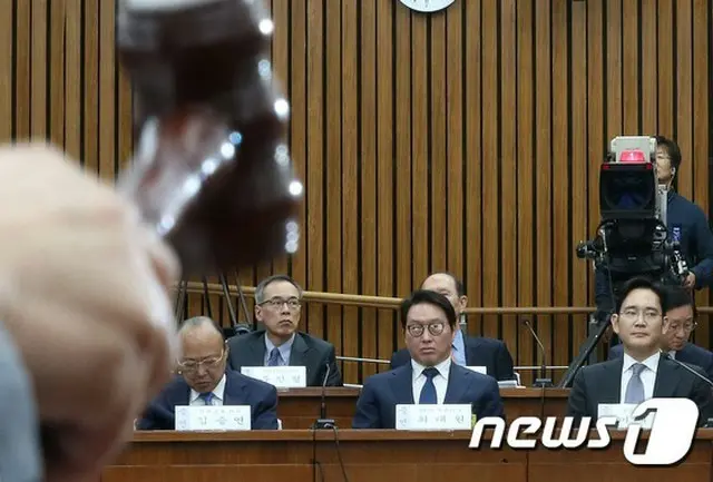“崔順実（チェ・スンシル）国政入”国政調査特別委員会は14日に実施される予定である3次聴聞会に出席する証人16人を6日、議決した。（提供:news1）