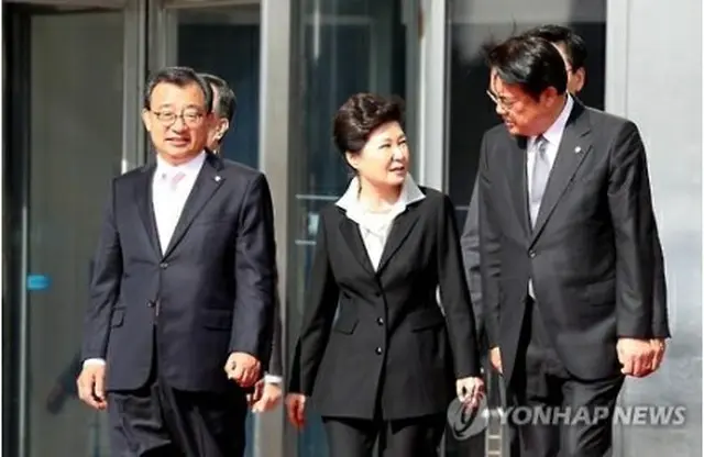 （左から）セヌリ党の李貞鉉代表、朴槿恵大統領、鄭鎮碩院内代表（資料写真）＝（聯合ニュース）