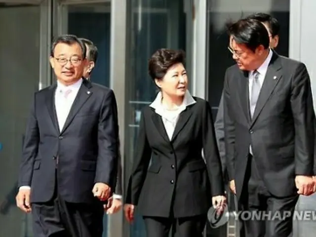 （左から）セヌリ党の李貞鉉代表、朴槿恵大統領、鄭鎮碩院内代表（資料写真）＝（聯合ニュース）