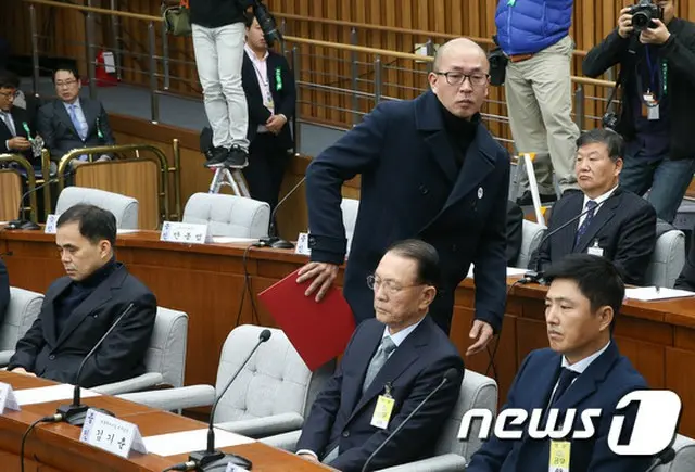 キム・ギチュン元大統領府秘書室長と崔順実（チェ・スンシル）被告の側近チャ・ウンテク広告監督が初対面を置いて、それぞれ異なる陳述をした。