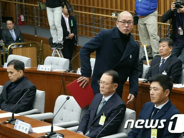キム・ギチュン元大統領府秘書室長と崔順実（チェ・スンシル）被告の側近チャ・ウンテク広告監督が初対面を置いて、それぞれ異なる陳述をした。