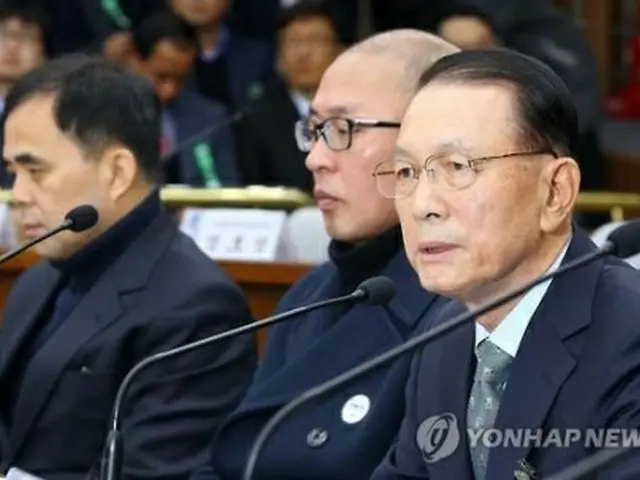 聴聞会で証言する金氏（右）＝７日、ソウル（聯合ニュース）
