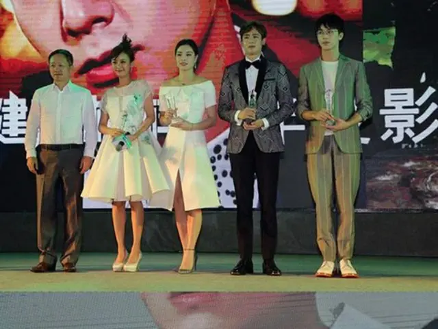 「2PM」のニックンと「Miss A」のフェイが中国の2016 Trends Health授賞式に出席、受賞の喜びを味わった。（提供:OSEN）