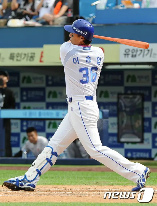 日韓プロ野球通算600ホームランを達成したイ・スンヨプ（李承ヨプ、40、三星ライオンズ）が韓国プロ野球OB会「一球会」（会長:ユン・ドギュン）が選定する「2016一球賞」大賞を受賞した。