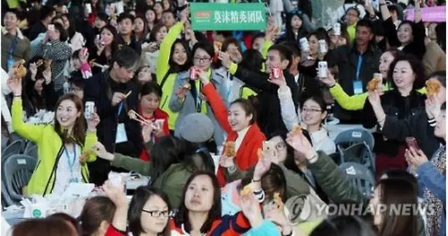 今年３月にインセンティブ旅行で仁川を訪れ、ビールとフライドチキンのパーティーを楽しむ中国企業の従業員（資料写真）＝（聯合ニュース）