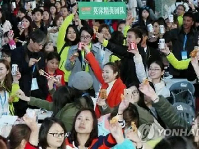 今年３月にインセンティブ旅行で仁川を訪れ、ビールとフライドチキンのパーティーを楽しむ中国企業の従業員（資料写真）＝（聯合ニュース）