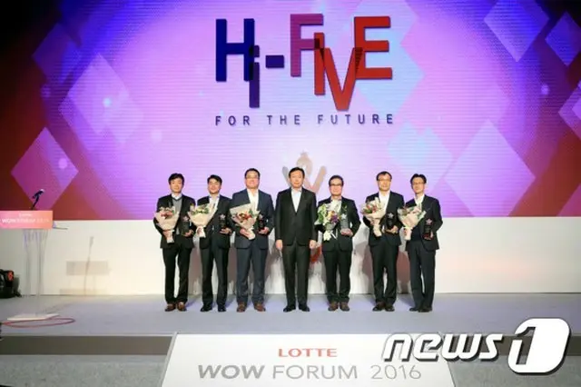 ロッテグループは来年1月1日からすべての系列会社で男性育児休業を義務化すると14日、明らかにした。（提供:news1）