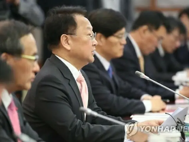 経済関係閣僚会議で発言する柳氏＝１４日、ソウル（聯合ニュース）