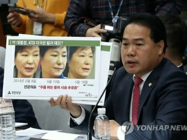 沈没事故犠牲者の遺族との面談を控えていた２０１４年５月１３日の朴大統領の顔写真（中央）にあざのあとがあるとして、フィラーと呼ばれる美容施術の後遺症と主張する野党議員＝１４日、ソウル（聯合ニュース）