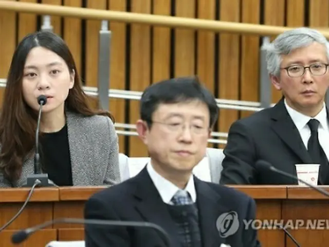 朴大統領の諮問医ら　聴聞会に出席韓国国会で１４日、朴槿恵（パク・クネ）大統領の親友、崔順実（チェ・スンシル）被告の国政介入事件をめぐる国政調査の聴聞会が開かれ、２０１４年４月の旅客船「セウォル号」沈没事故当日に朴大統領の行動がはっきりしない